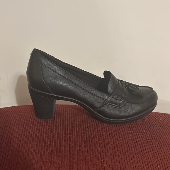 Croft & Barrow sole (sense)ability BLK heeled loafers w/front fringe tassels - Picture 4 of 8